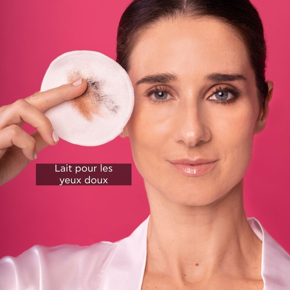 Femme avec coton. Texte: Lait pour les yeux doux.