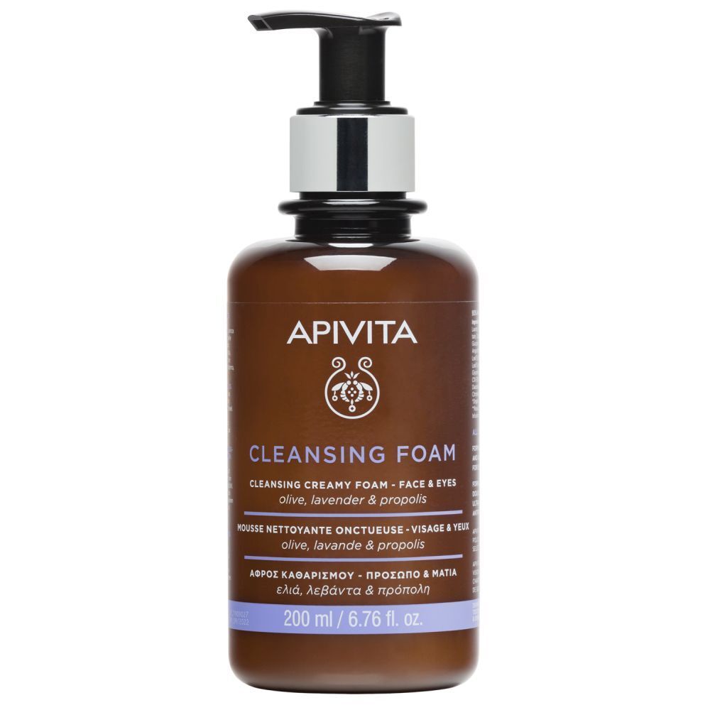 Bruine fles met zwarte pomp. Opschrift: APIVITA, Cleansing Foam. Tekst in meerdere talen.