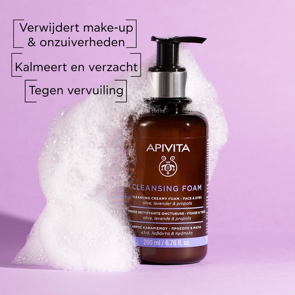 Bruine fles met zwarte pomp. Opschrift: APIVITA, Cleansing Foam. Tekst in meerdere talen.