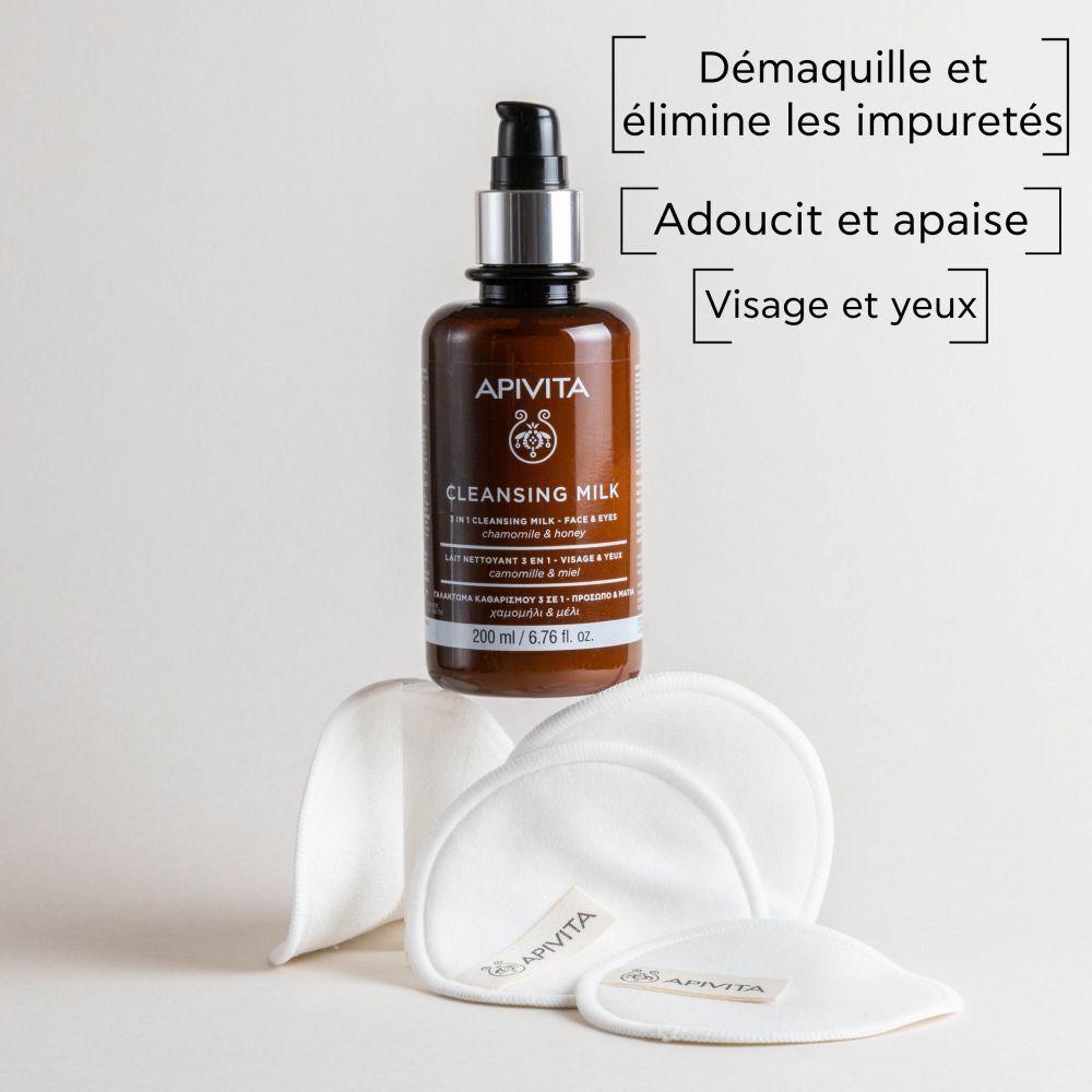 Flacon marron avec pompe noire. Inscription : APIVITA CLEANSING MILK. 200 ml. Avec symbole de recyclage.
