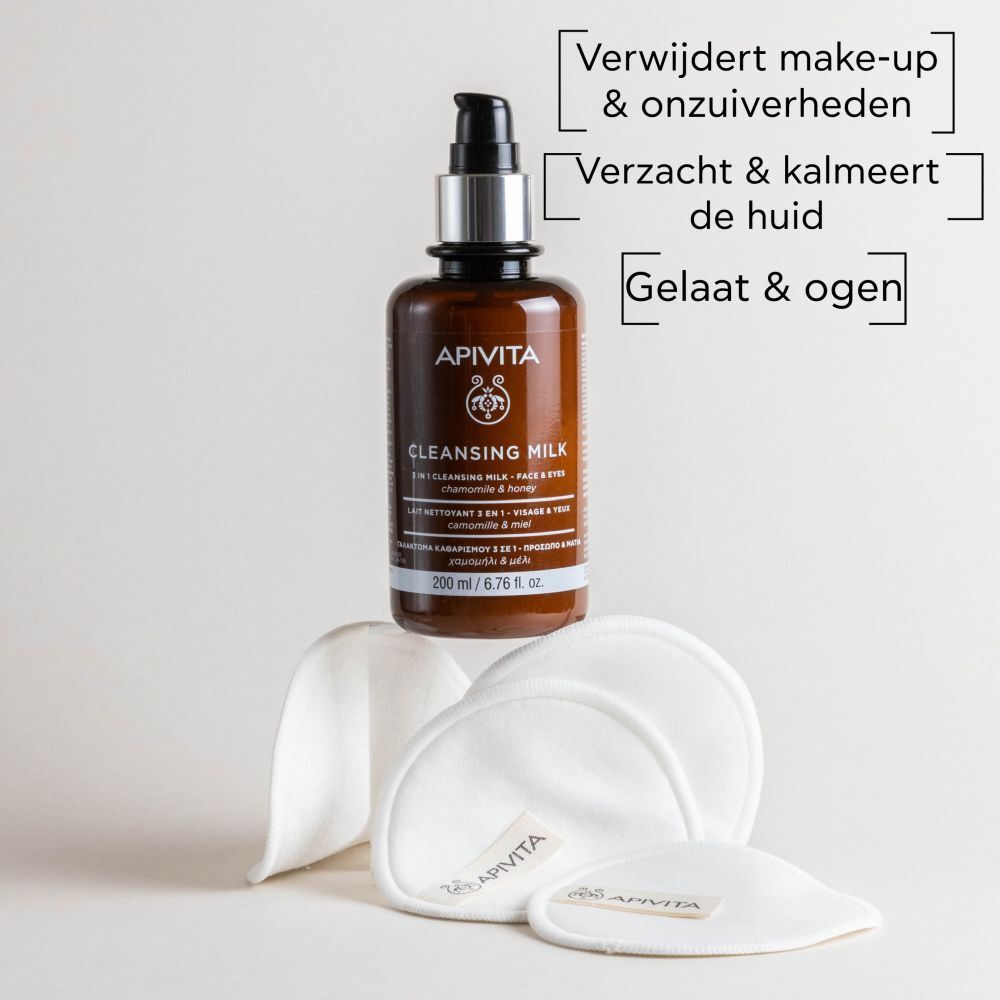 Bruine fles met zwarte pomp. Opschrift: APIVITA CLEANSING MILK. 200 ml. Met wattenschijfjes.