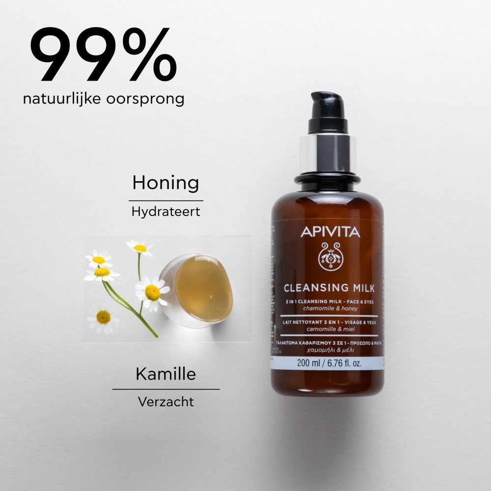 Bruine fles met zwarte pomp. Opschrift: APIVITA CLEANSING MILK. 200 ml. Met kamille en honing.