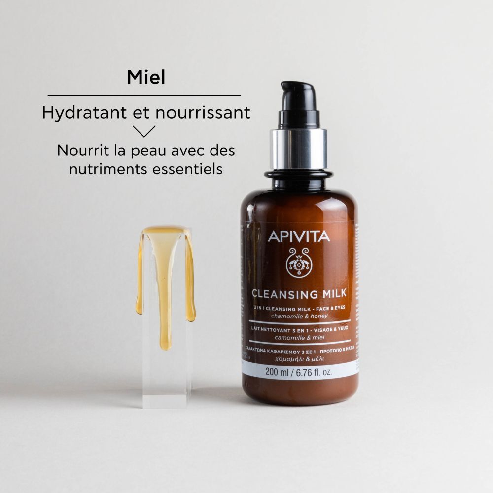 Femme avec produit sur le visage. Inscription : APIVITA CLEANSING MILK.