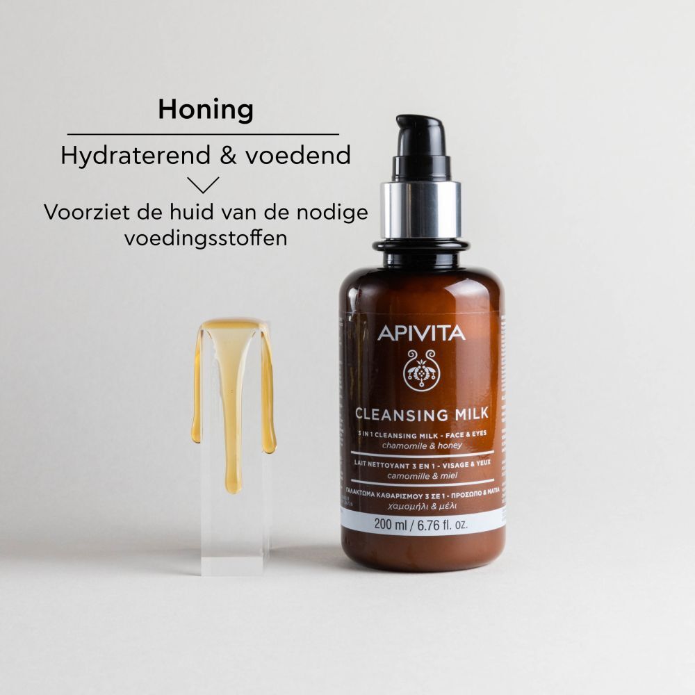 Bruine fles met zwarte pomp. Opschrift: APIVITA CLEANSING MILK. 200 ml. Met honing.