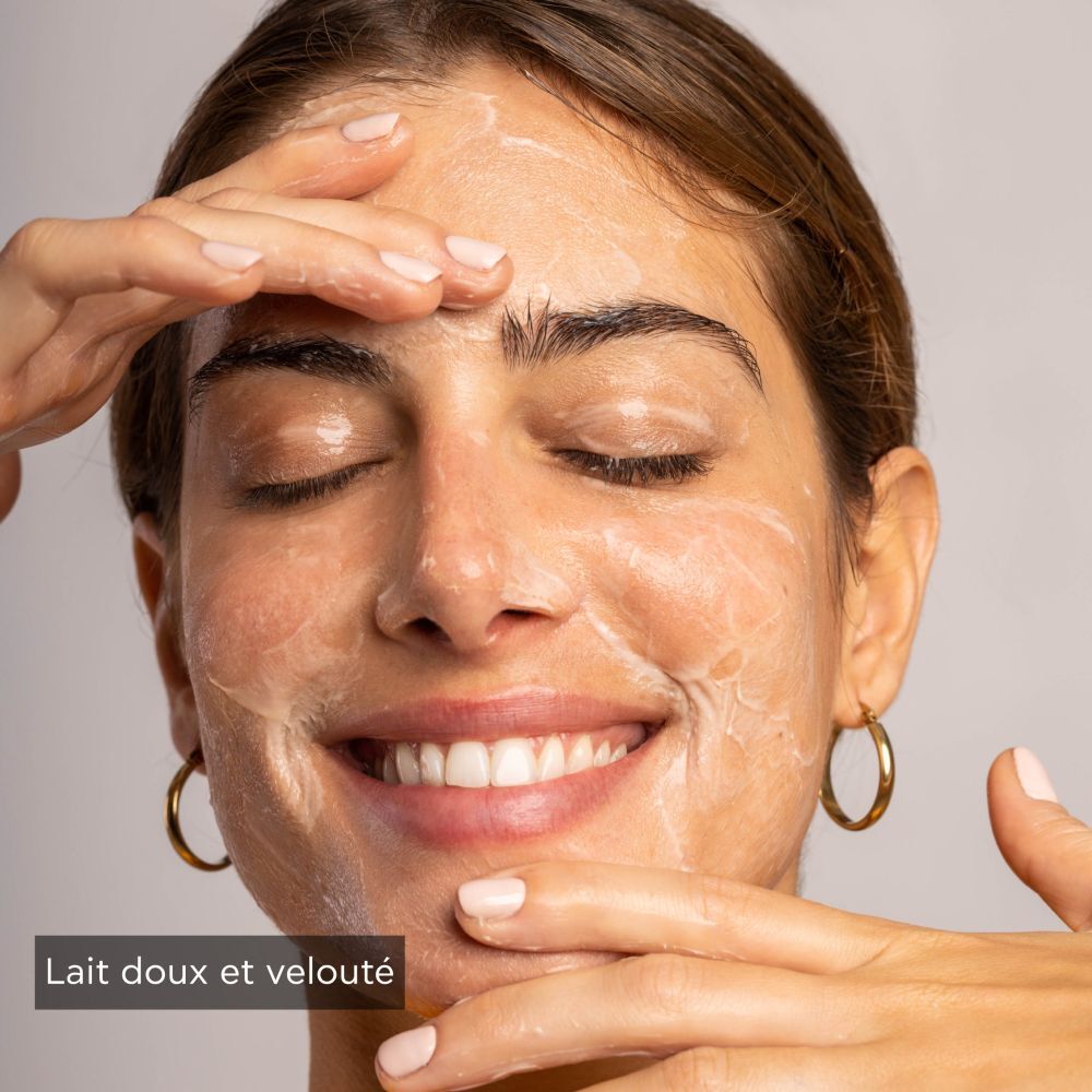 Flacon marron avec pompe noire. Inscription : APIVITA CLEANSING MILK. 200 ml. Avec cotons.