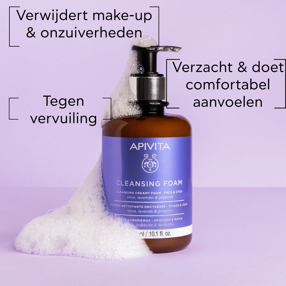 Fles met schuim. Tekst: Verwijdert make-up en onzuiverheden. Verzacht & doet comfortabel aanvoelen. Anti-vervuiling.