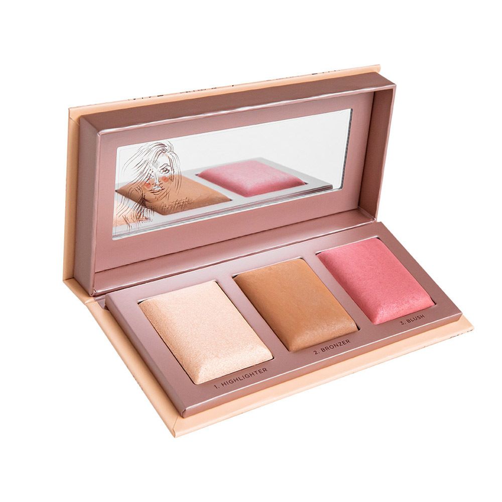 Open palet met spiegel en drie tinten: licht, medium en roze. Labels.