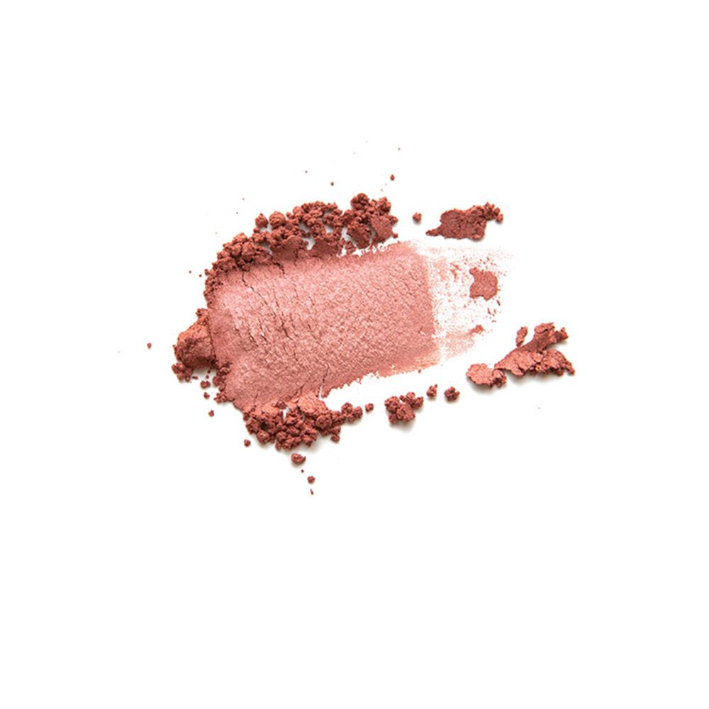 Roze oogschaduwveeg op witte achtergrond. De oogschaduw is in poedervorm.
