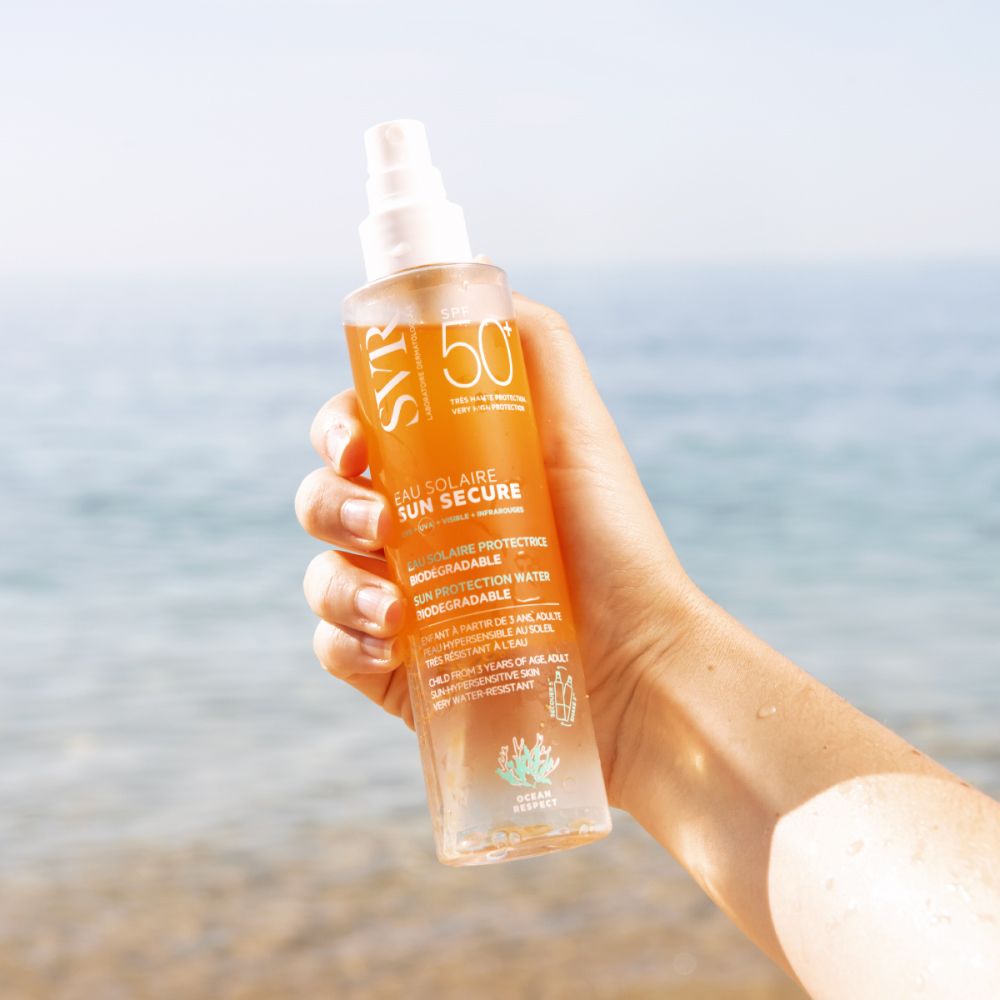Zonnebrandwater met verstuiver. Opschrift: SVR SUN SECURE Eau de Solaire LSF 50+.