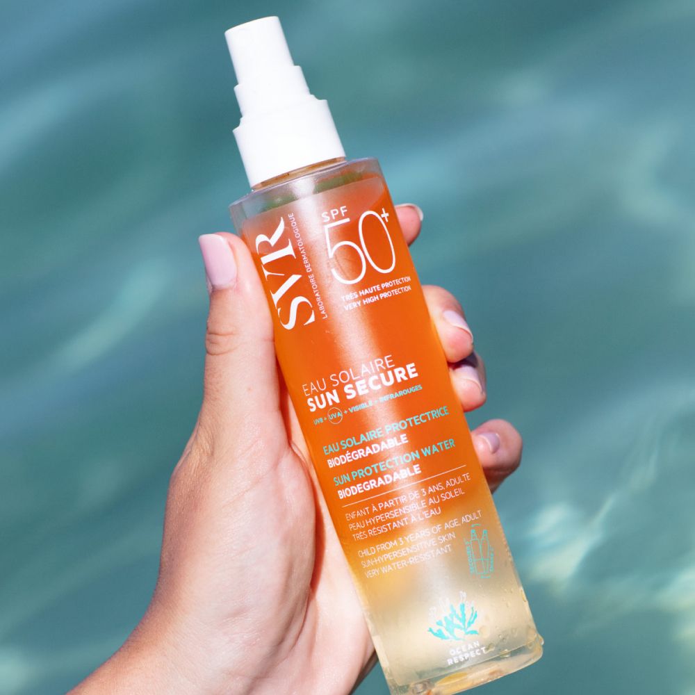Zonnebrandwater met verstuiver. Opschrift: SVR SUN SECURE Eau de Solaire LSF 50+.