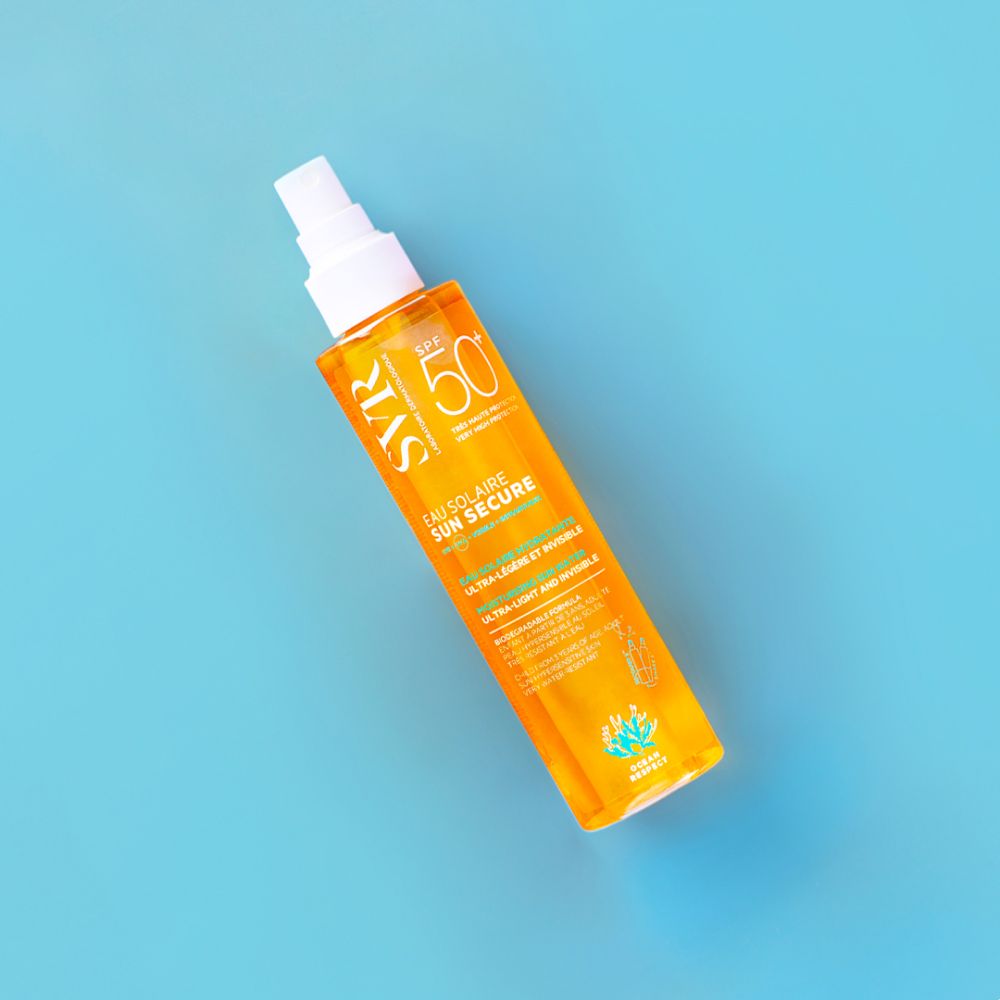 Zonnebrandwater met verstuiver. Opschrift: SVR SUN SECURE Eau de Solaire LSF 50+.