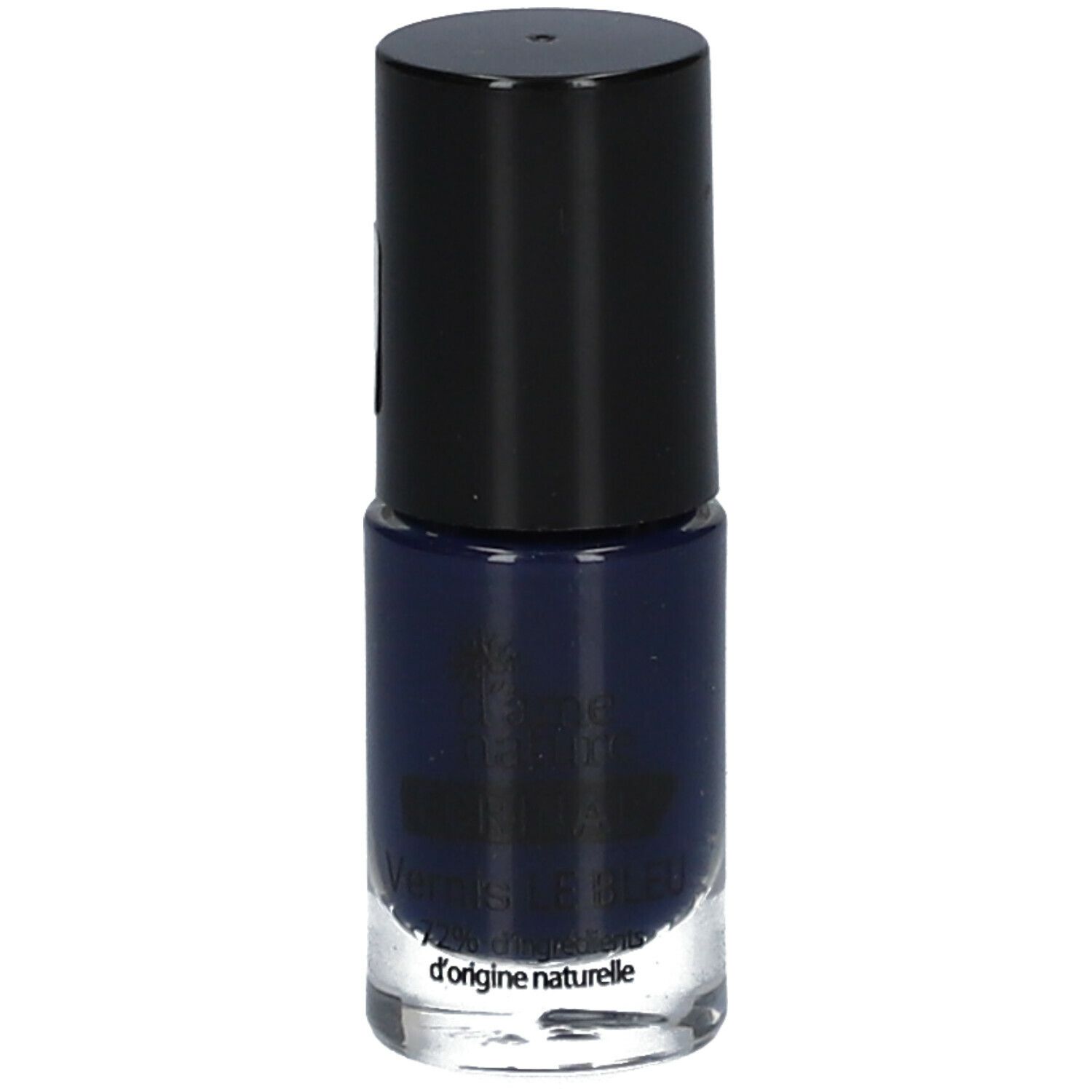 Donkerblauwe nagellakfles met zwarte dop. Opschrift: d'âme nature, d'origine naturelle.
