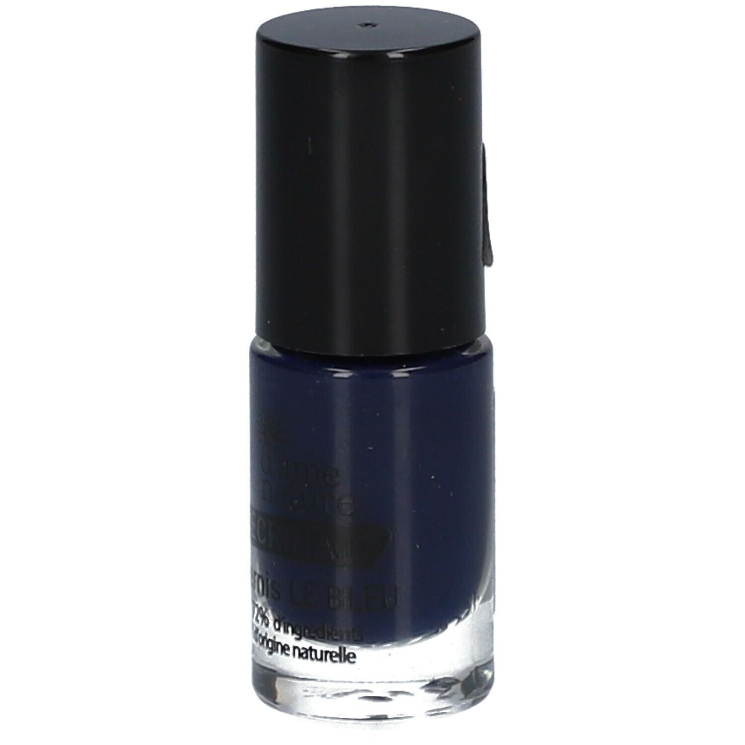 Donkerblauwe nagellakfles met zwarte dop. Opschrift: d'âme nature, d'origine naturelle.