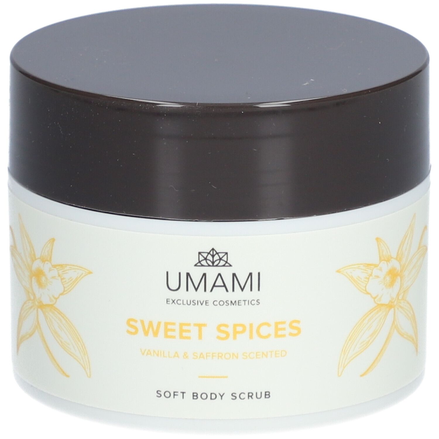 Weißes Tiegel mit braunem Deckel. Aufschrift: UMAMI, Sweet Spices, Vanilla & Saffron Scented, Soft Body Scrub. Gelbe Blüten.
