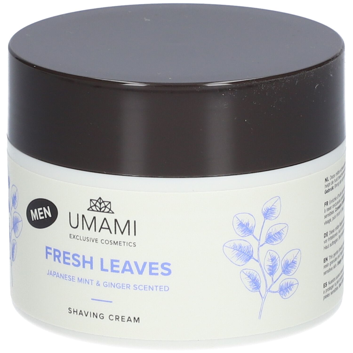 Crème pot met deksel. Opschrift: MEN, UMAMI, FRESH LEAVES, Japanese Mint & Ginger Scented, Shaving Cream. Lichtblauwe achtergrond.