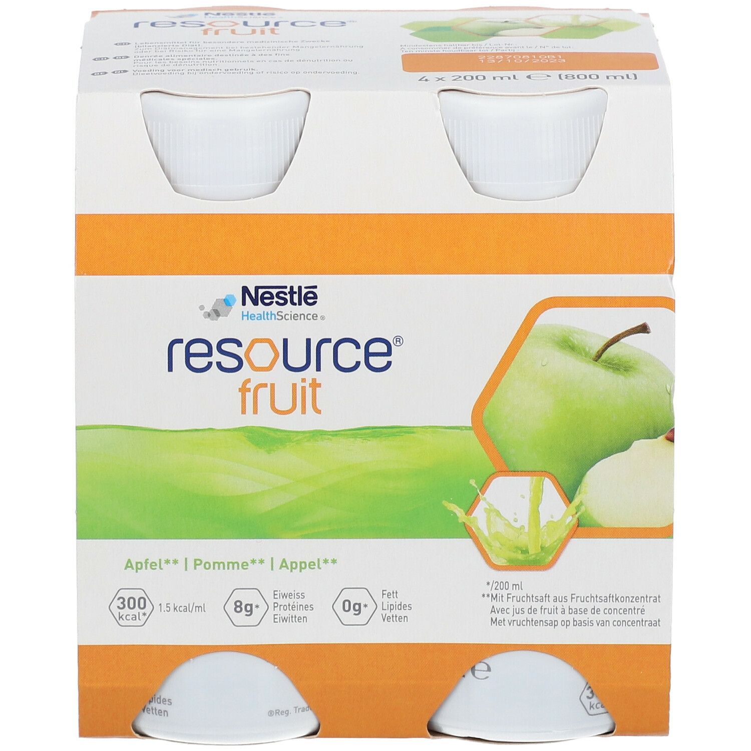 Verpakking van vier flessen Resource Fruit Appel. Witte flessen met oranje verpakking. Nestle Health Science logo.