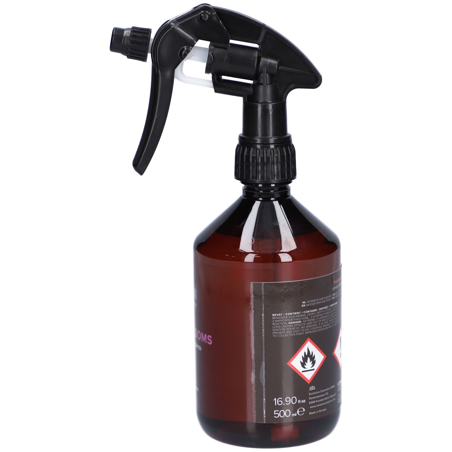 Braune Sprühflasche mit schwarzem Sprühkopf. Aufschrift: Umami Pure Blossoms. Etikett mit Symbolen und Volumenangabe.