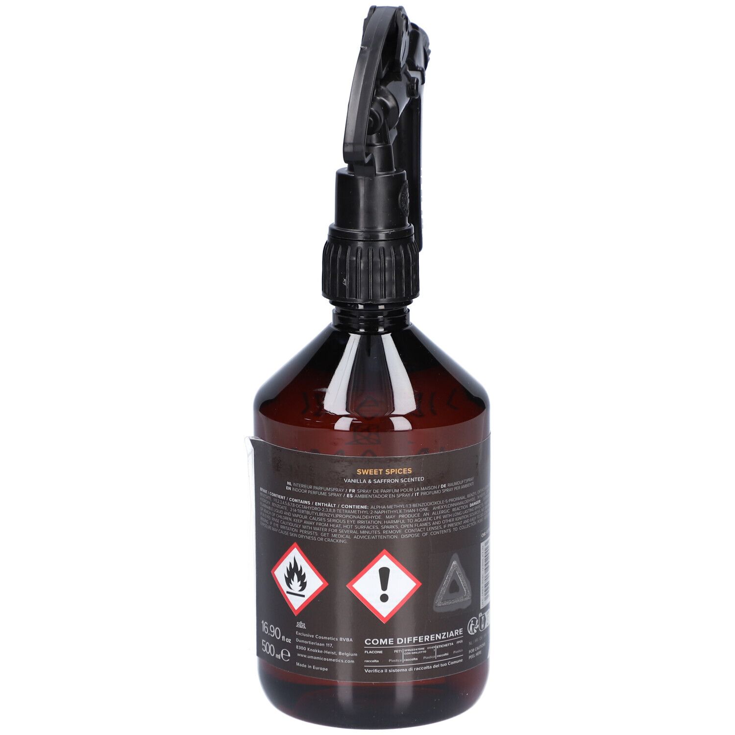 Braune Sprühflasche mit schwarzem Sprühkopf. Rückseite mit Text, Piktogrammen und Barcode. Aufschrift: Sweet Spices, Vanille & Safran.