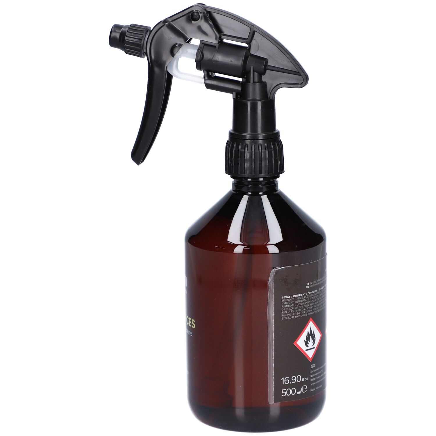 Braune Sprühflasche mit schwarzem Sprühkopf. Aufschrift: Sweet Spices, Vanille & Safran. Piktogramm: Entzündlich.