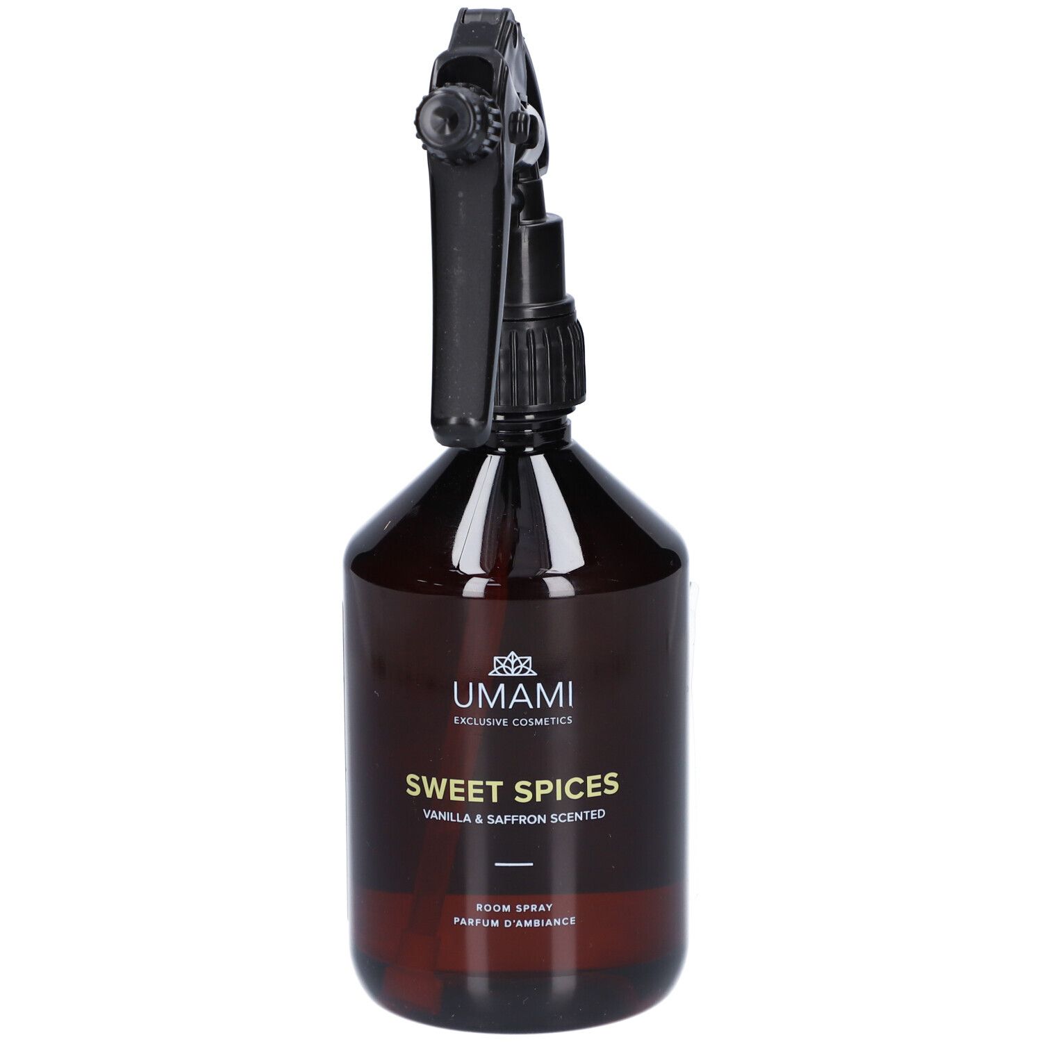 Braune Sprühflasche mit schwarzem Sprühkopf. Aufschrift: UMAMI, Sweet Spices, Vanille & Safran. Parfum d'ambiance.