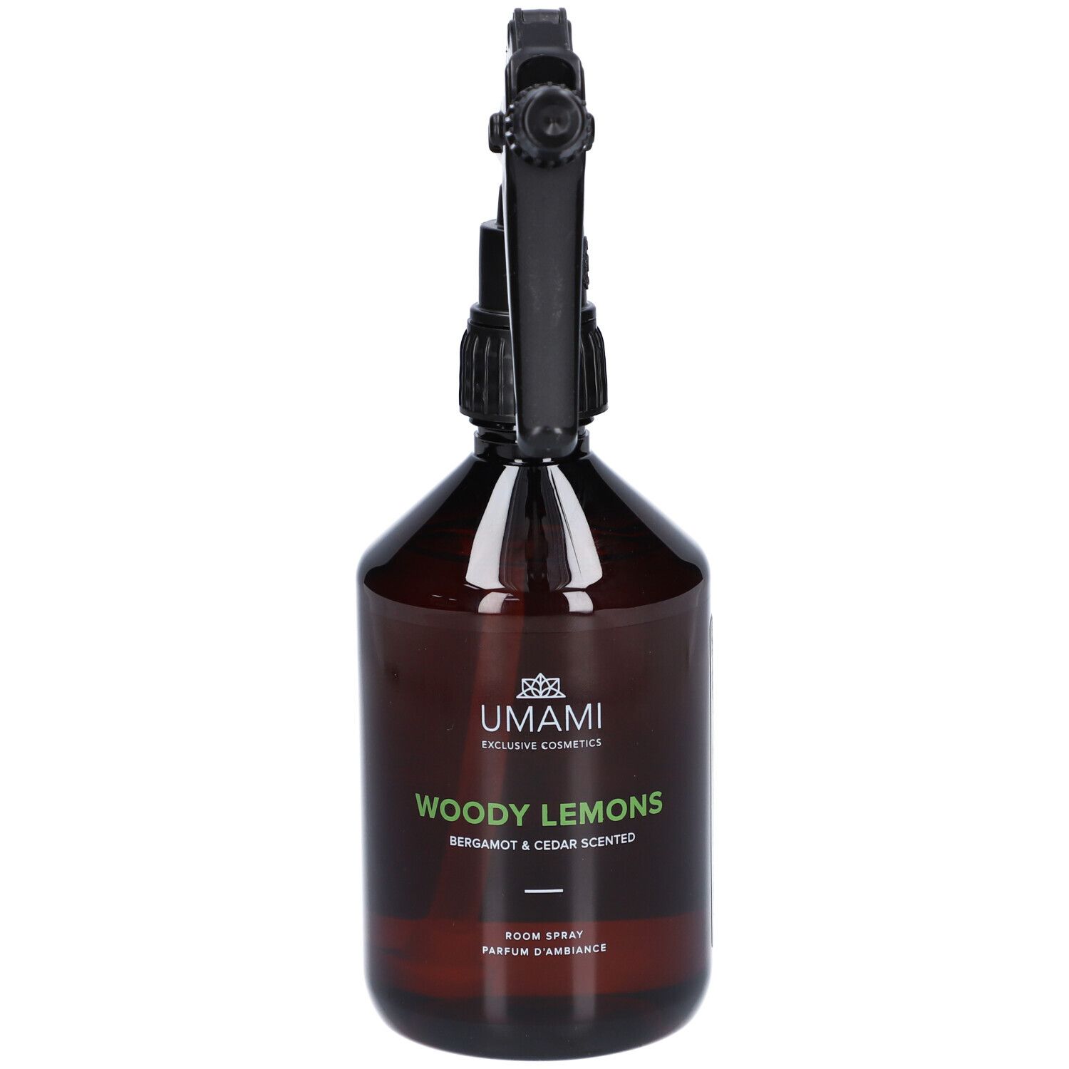 Braune Sprühflasche mit schwarzem Sprühkopf. Beschriftung: UMAMI, Woody Lemons, Bergamote & Cèdre Scented.