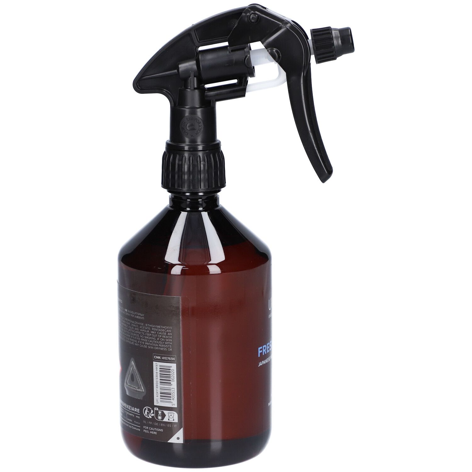 Braune Sprühflasche mit schwarzem Sprühkopf. Rückseite mit Text und Symbolen. Winkelansicht.