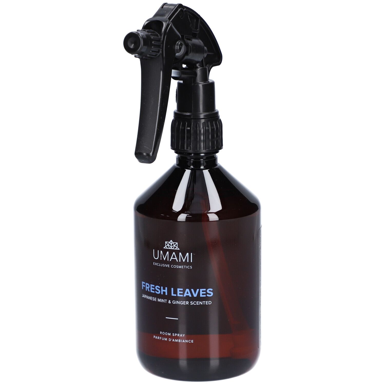 Braune Sprühflasche mit schwarzem Sprühkopf. Aufschrift: UMAMI, FRESH LEAVES, Japanese Mint & Ginger Scented. Raumduft.
