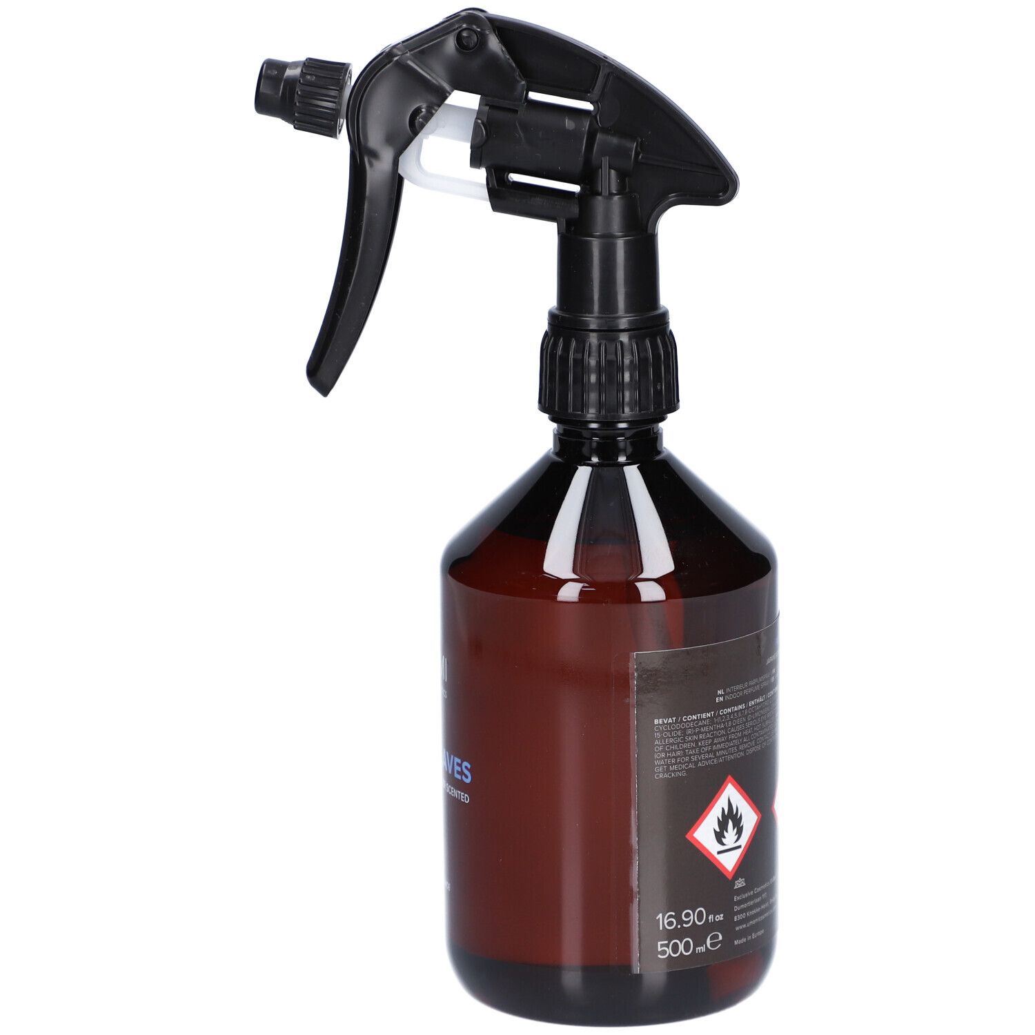 Braune Sprühflasche mit schwarzem Sprühkopf. Rückseite mit Text, Symbolen und Volumenangabe. Winkelansicht.