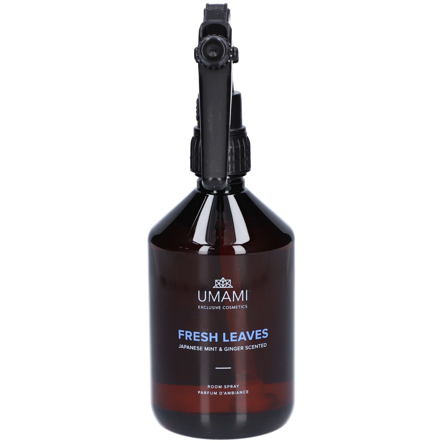 Braune Sprühflasche mit schwarzem Sprühkopf. Aufschrift: UMAMI, FRESH LEAVES, Japanese Mint & Ginger Scented. Raumduft.