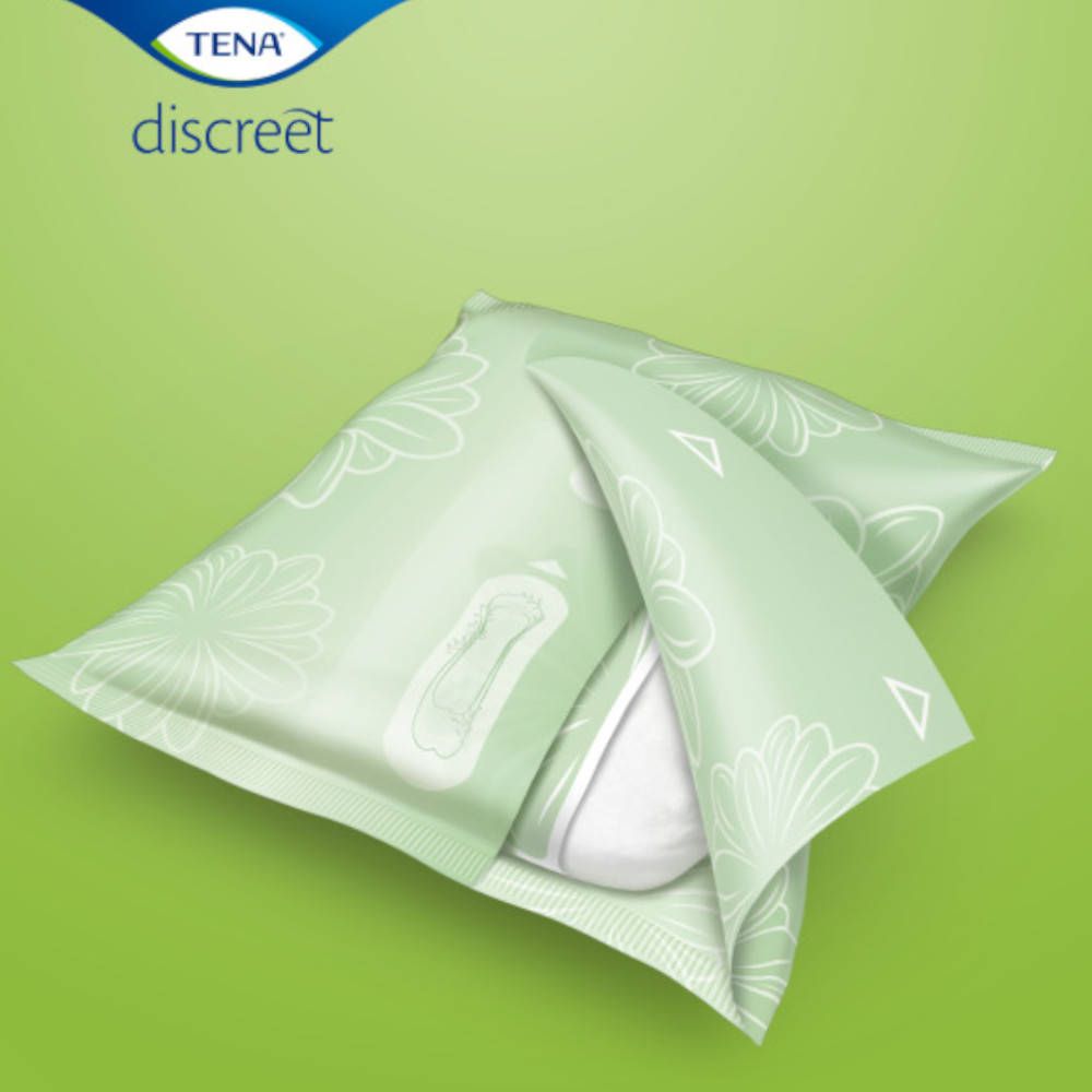 TENA Discreet Normal. Serviette emballée individuellement dans un sachet vert. Logo et nom du produit visibles.