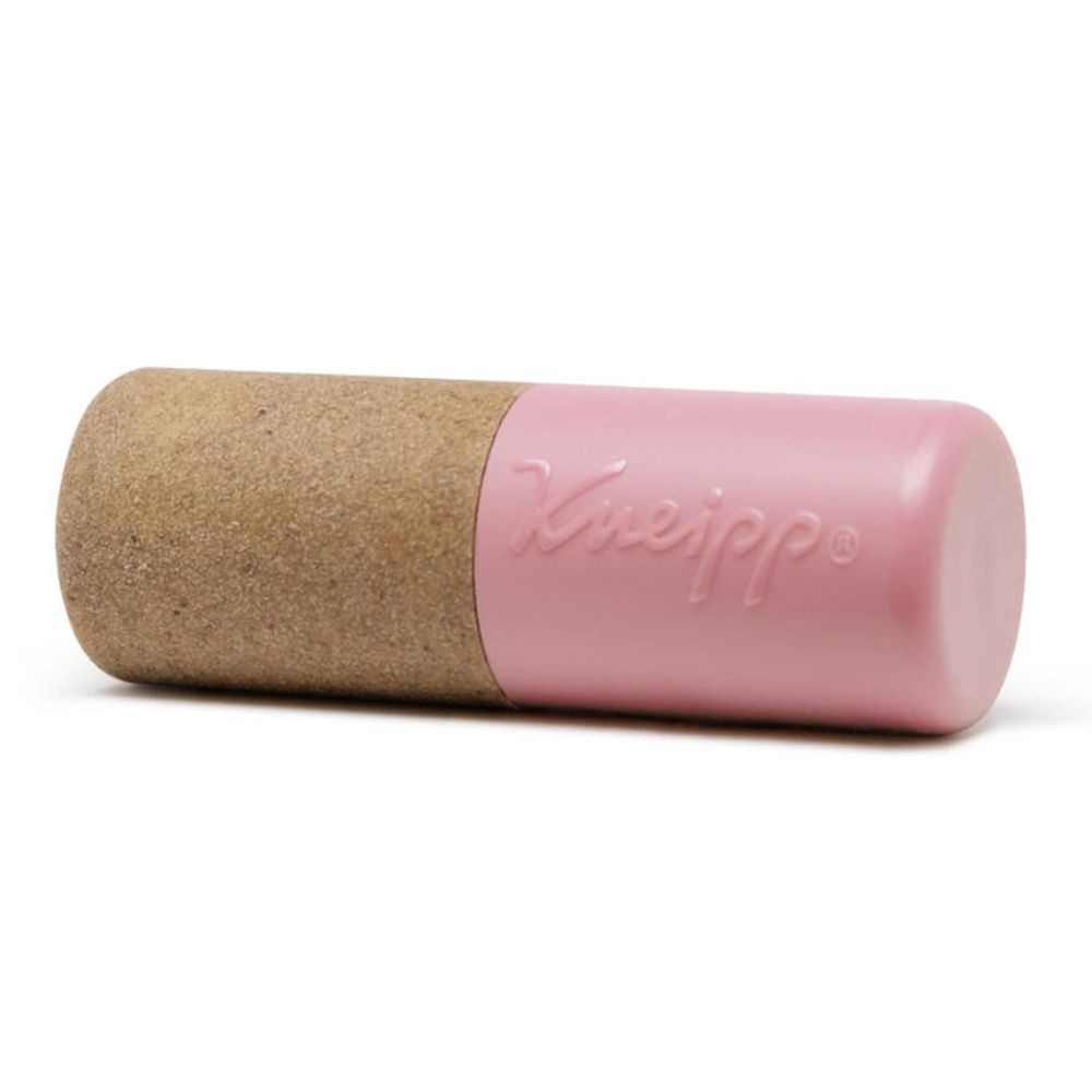 Stick à lèvres, rose avec base marron. Inscription : Kneipp. Vegan. Posé sur une surface.
