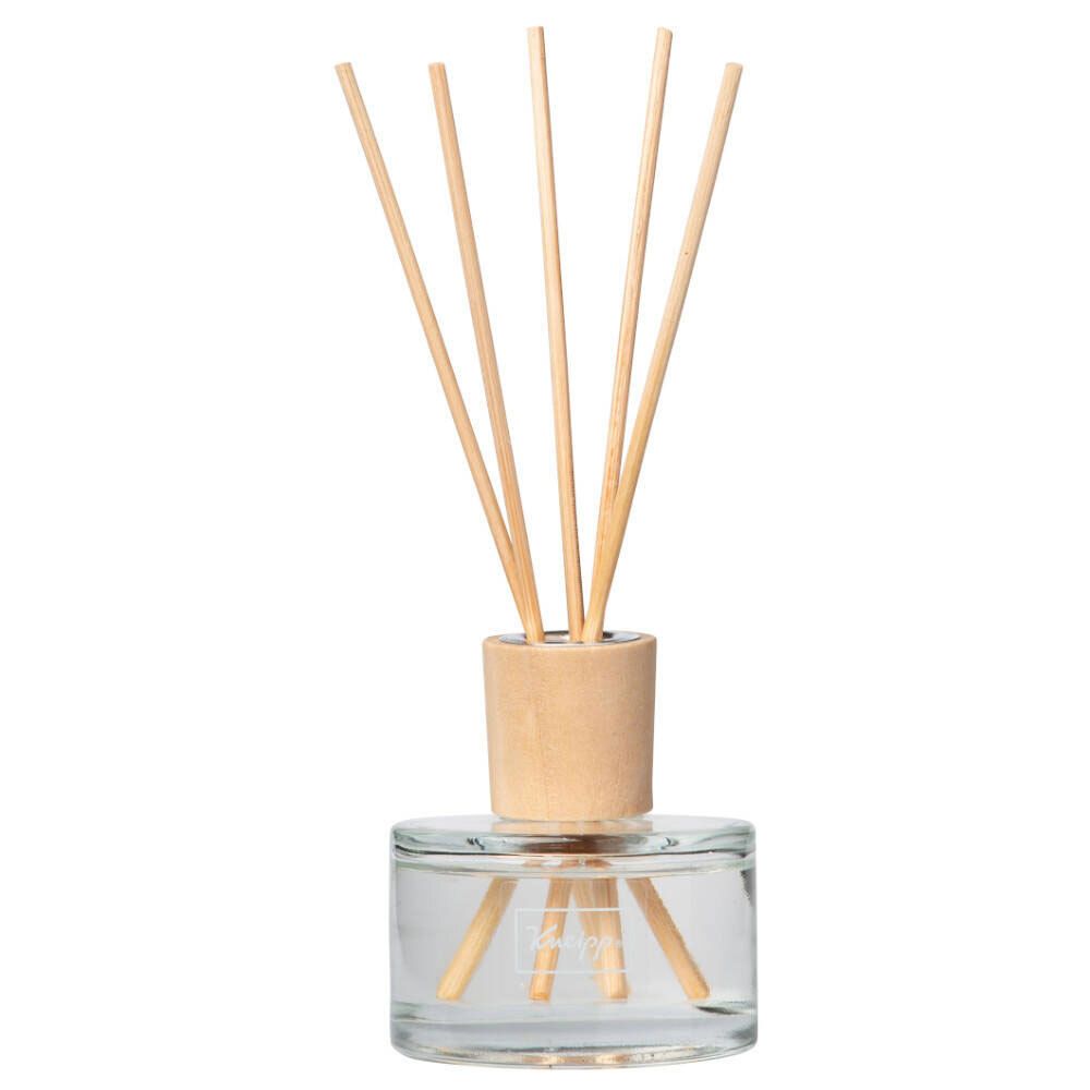Flacon en verre avec bouchon en bois et bâtonnets. Inscription : Vetiver Mandarin, Essential Oil.