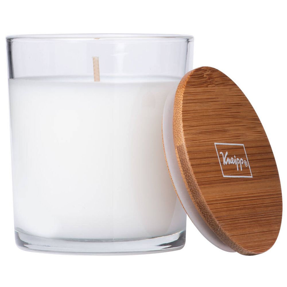 Bougie en verre avec couvercle en bois. Inscription : Kneipp. Bougie : blanche. Couvercle : bois. Mèche visible.