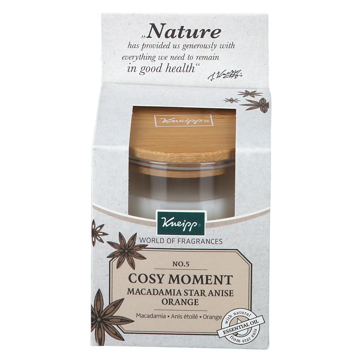Bougie dans emballage carton avec fenêtre. Inscription : Kneipp, Cosy Moment, Macadamia, Anis étoilé, Orange. Avec couvercle.