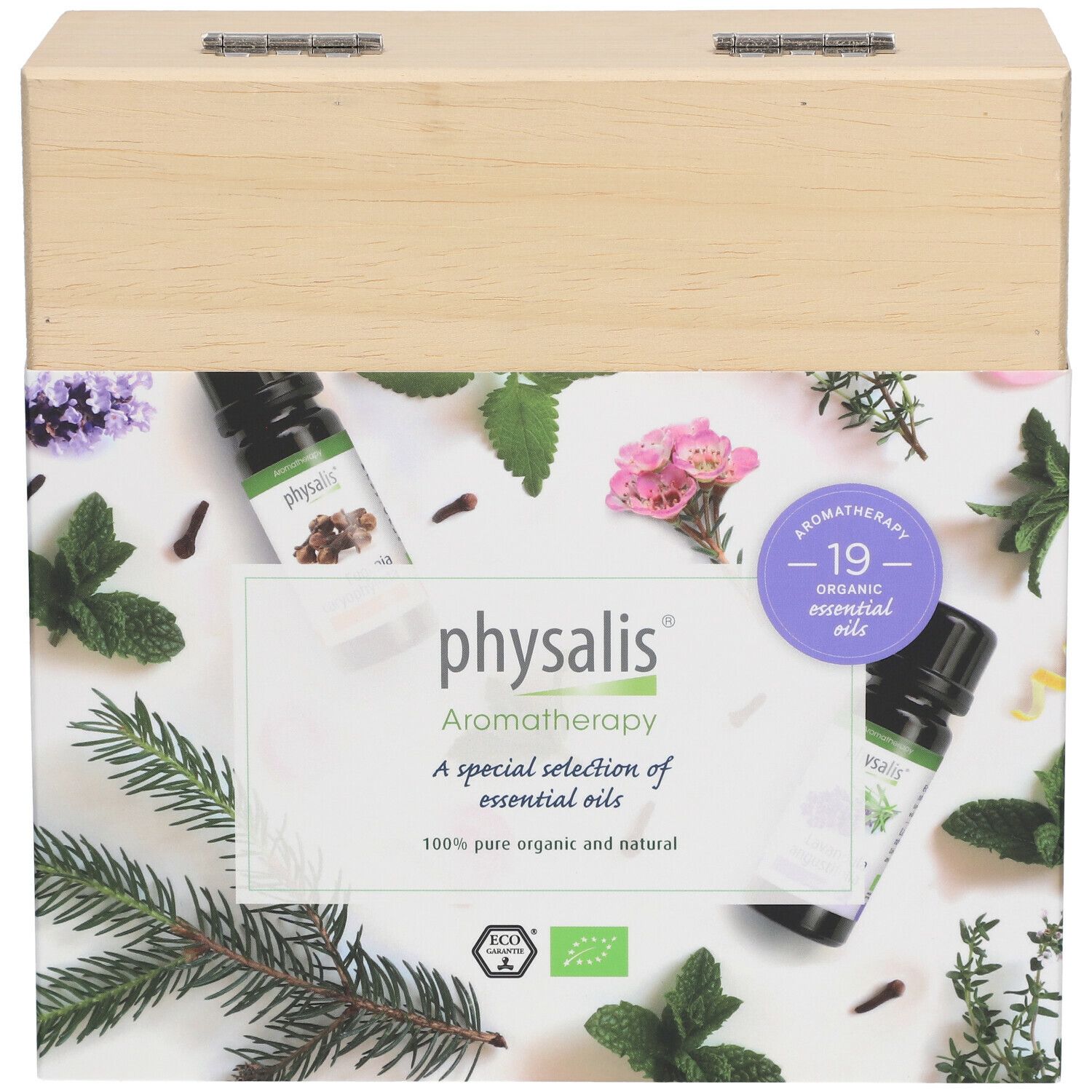 Houten kist met aromatherapie set. Bedrukt met plantmotieven en productinformatie. Label met "physalis" en "Aromatherapy".