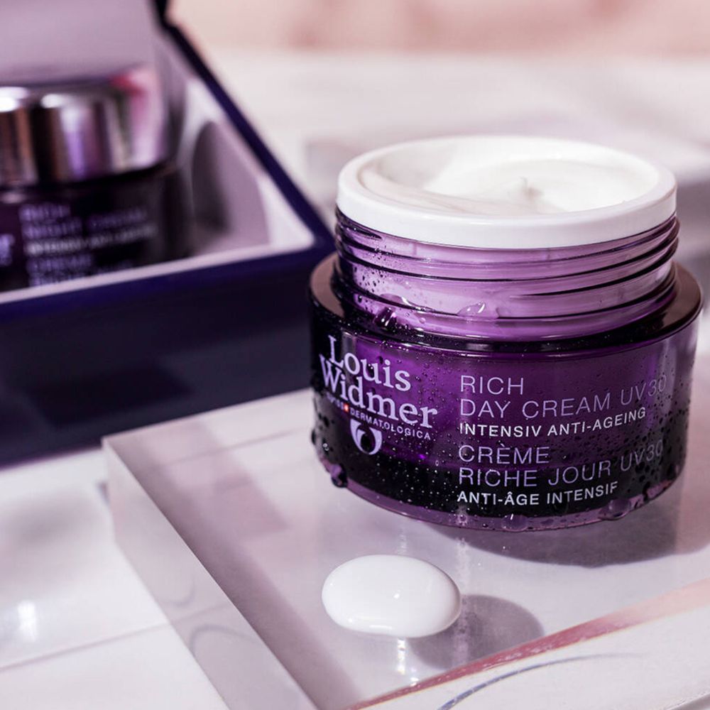 Pot violet ouvert avec crème. Inscription: Louis Widmer, Rich Day Cream UV30, Anti-Âge.