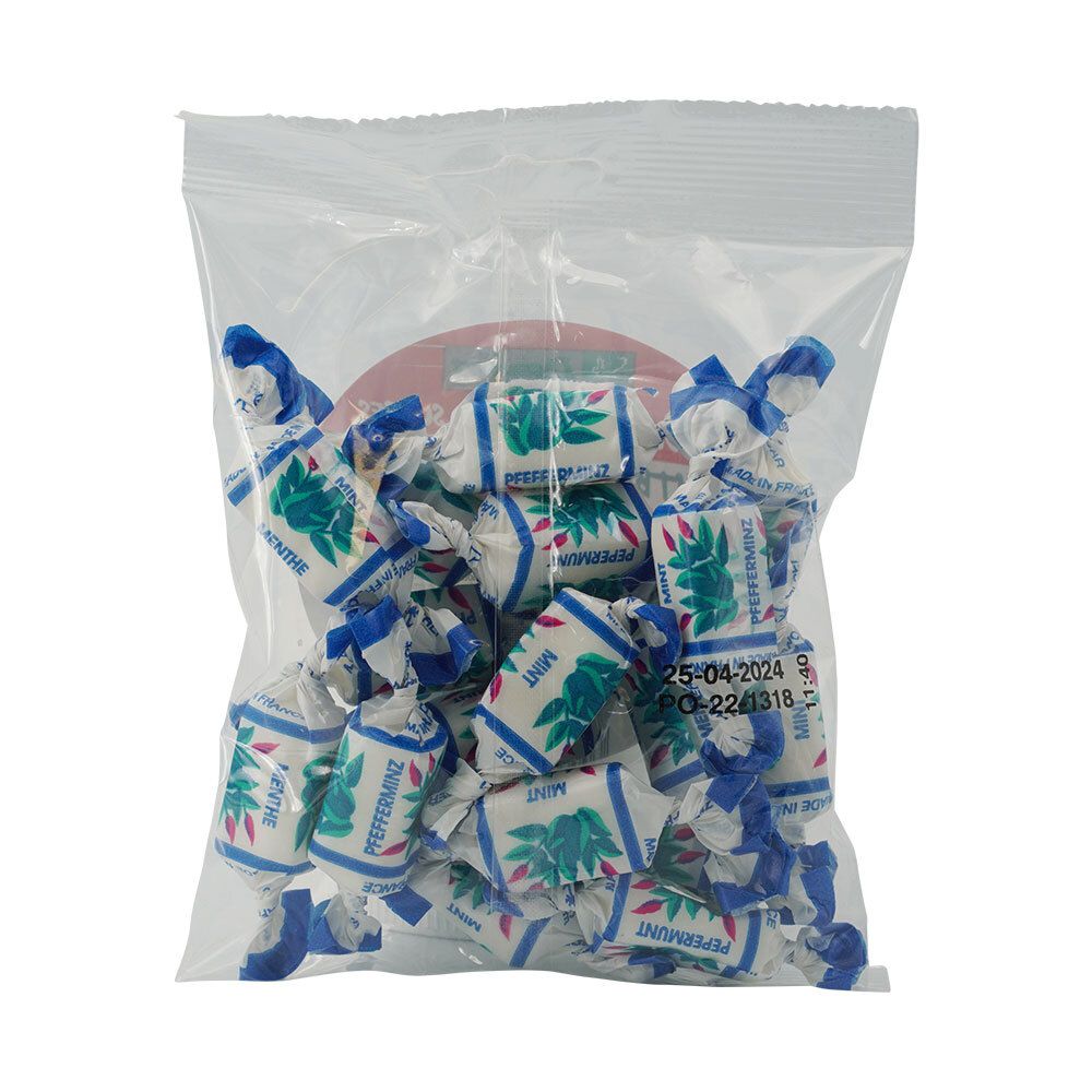 Zakje pepermuntbonbons. Individueel verpakte snoepjes met blauw-wit patroon. Opdruk "Pfefferminz" en "Mint".