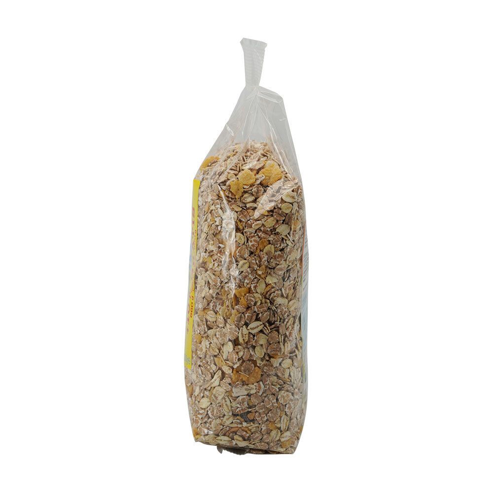Zijaanzicht van de muesliverpakking. Transparante folie, gevuld met muesli. Bovenkant gesloten.