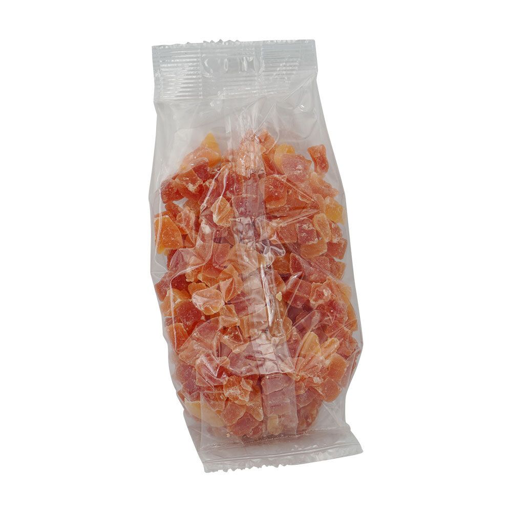 Transparante zak met oranje papaja blokjes. Product van Damhert Fit Food. Schuine weergave.