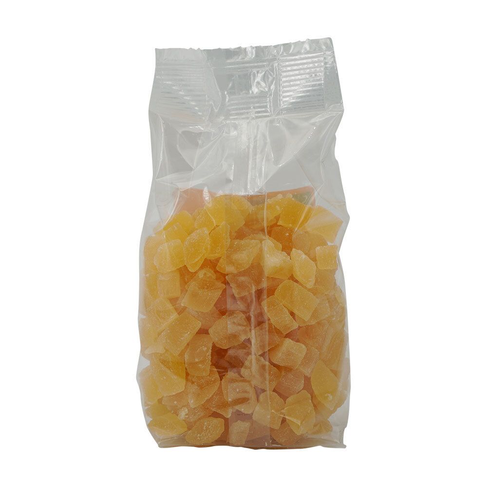 Transparente Verpackung mit Ananaswürfeln. Produktansicht von vorne.