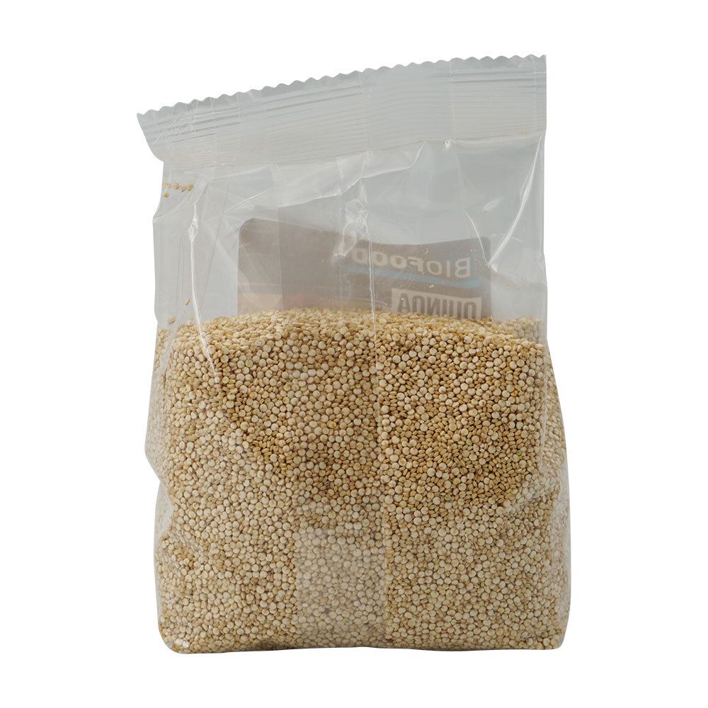 Transparante zak met quinoa. Zichtbare korrels. Open zak.