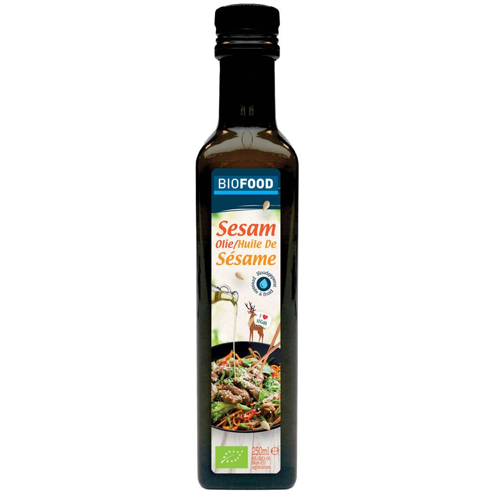 BIOFOOD sesamolie in groene glazen fles met zwarte dop. Etiket met productnaam en logo.