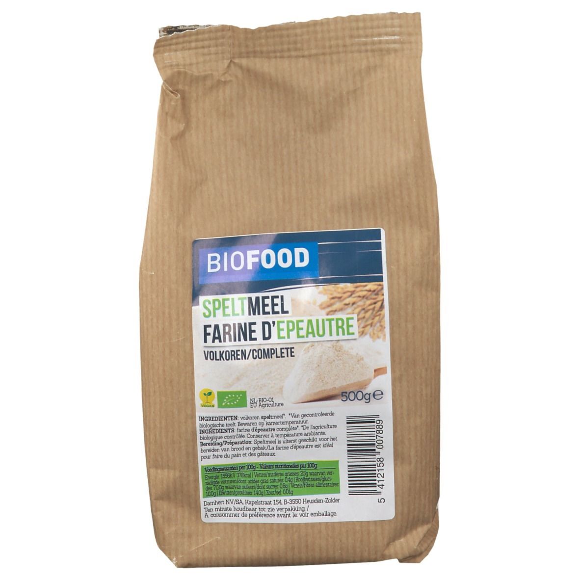 Bruine papieren zak met blauw-wit etiket. Opschrift: BIOFOOD, Speltmeel, Farine d'épeautre, Volkoren/Complete. Bio-keurmerk en 500g.