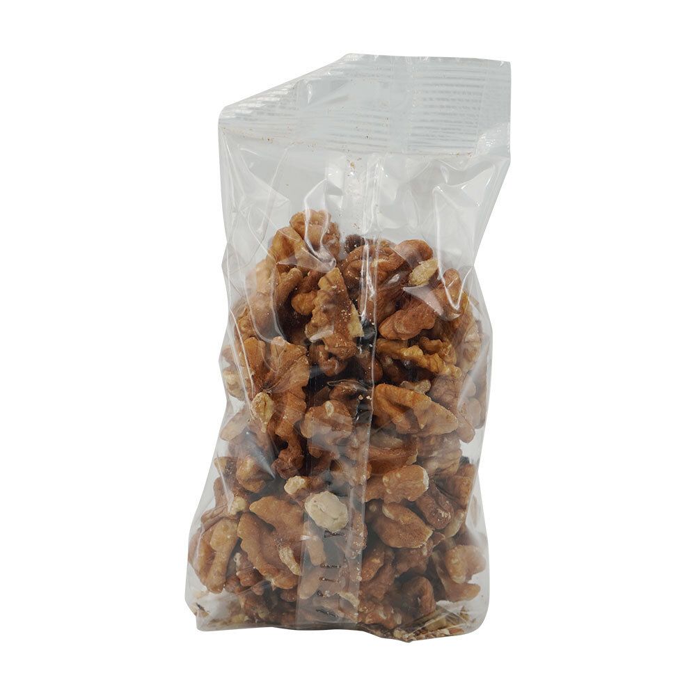 Emballage transparent avec cerneaux de noix. Vue du produit de face, légèrement en biais.