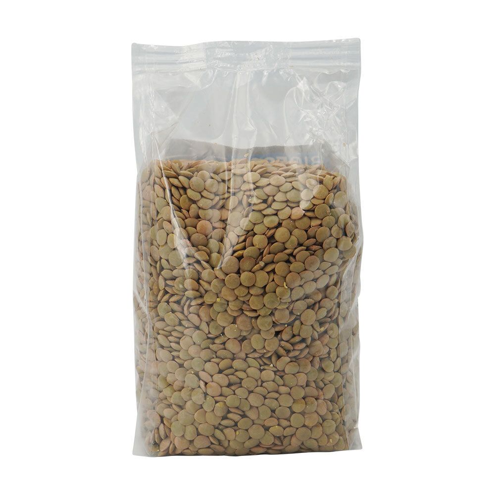 Transparante verpakking met groene linzen. Zichtbaar product, ronde vorm, los. Witte achtergrond.