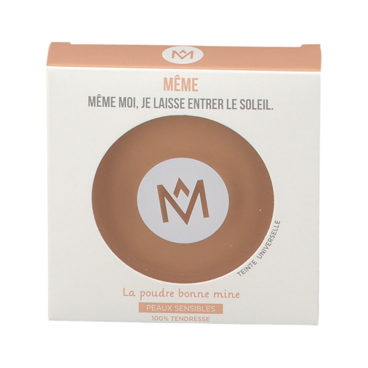 Poeder in verpakking. Tekst: MÊME, La Poudre Bonne Mine, Peaux Sensibles, 100% tendresse, Teinte Universelle.