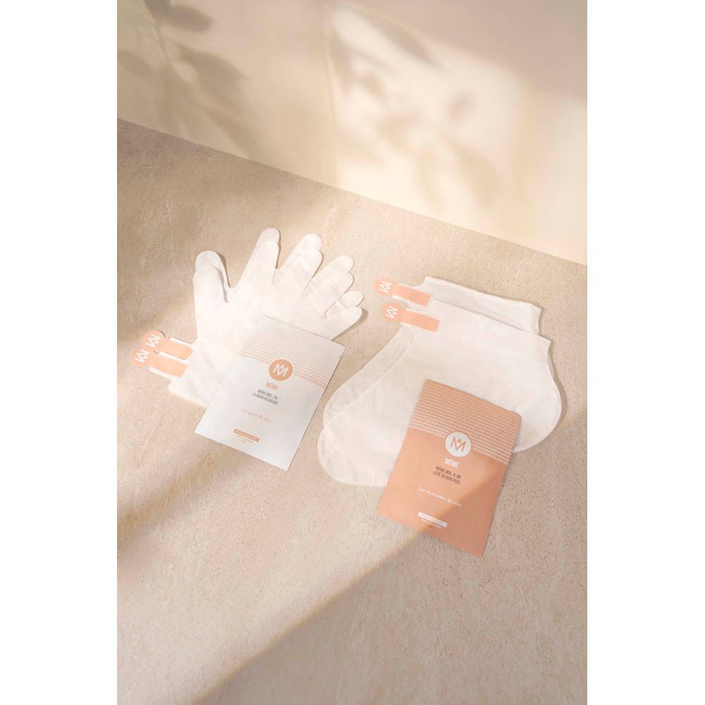 Handschoenen en verpakkingen met MÊME logo. Opschrift: MÊME MOI, J'AI LA MAIN HEUREUSE. Les gants de soin. Op beige achtergrond.