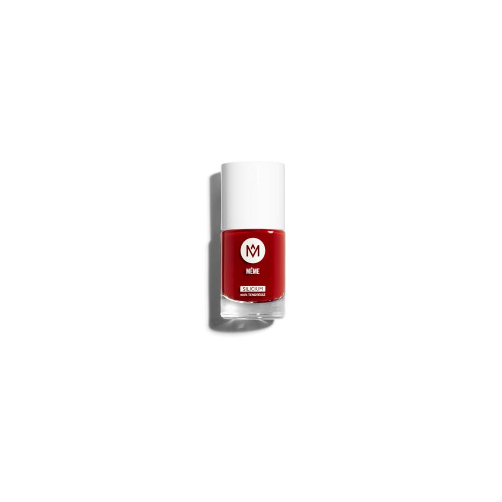 Vernis à ongles rouge MÊME. Flacon avec bouchon blanc. Inscription MÊME et BEAU.TÉ. Verre transparent.