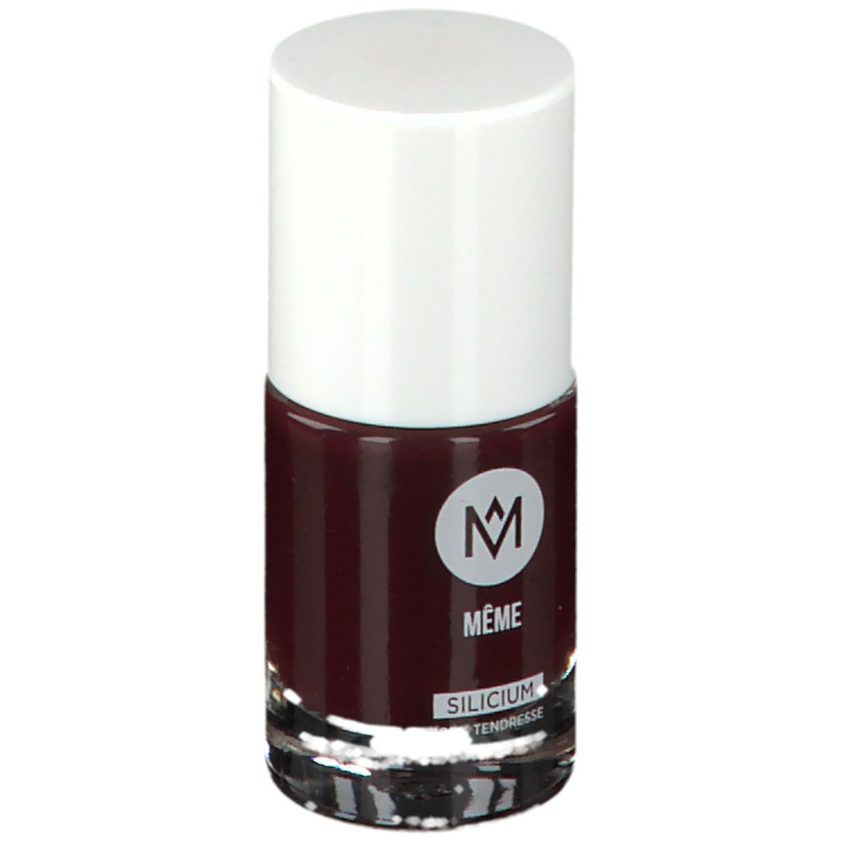 Donkerrode nagellakfles. Witte dop, transparante glazen fles. Opschrift: MÊME, TENDRESSE.