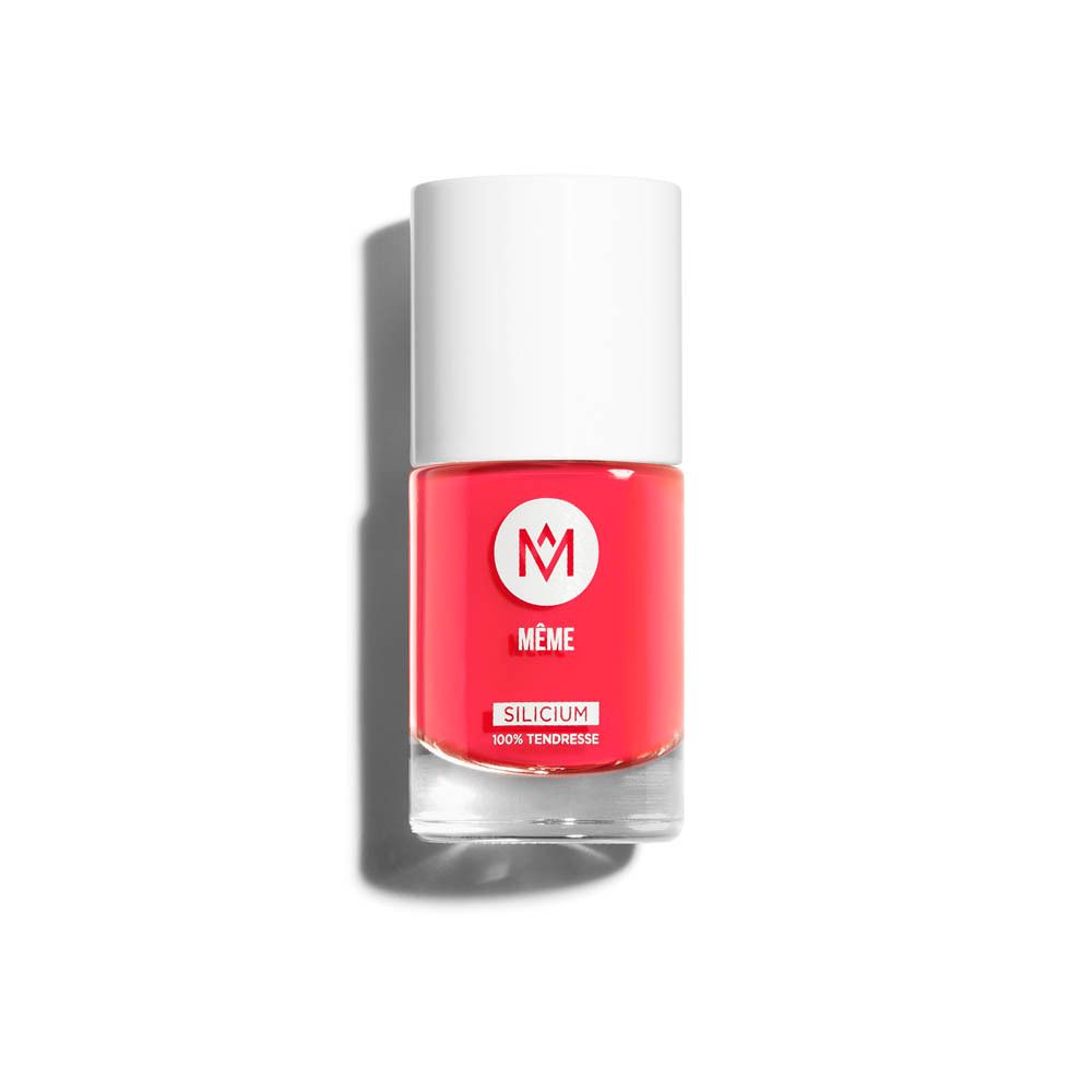 Nagellakflesje met rode vloeistof en witte dop. Label: MÊME, Silicium, 100% Tendresse.